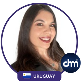 Mariana Alvez, psicóloga uruguaya y especialista en Psicología Positiva, con un diseño profesional que incluye la bandera de Uruguay y el logotipo de CHM.