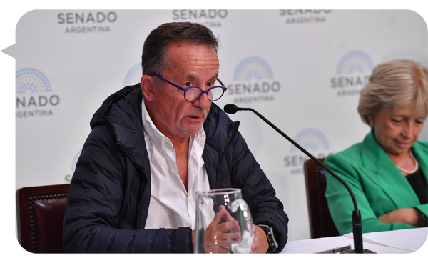 Peter Czanyo hablando en el Senado de Argentina, compartiendo su testimonio sobre resiliencia y superación.