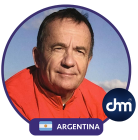 Peter Czanyo, conferencista motivacional y deportista, en una expedición de montaña con el paisaje natural de fondo, representando a Argentina.