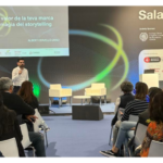 Albert Cervelló impartiendo una conferencia sobre storytelling y marca personal en un evento internacional.