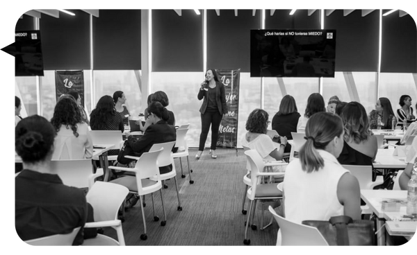 Ariadna Tamayo impartiendo una conferencia sobre el miedo y el liderazgo en un evento de empoderamiento femenino.