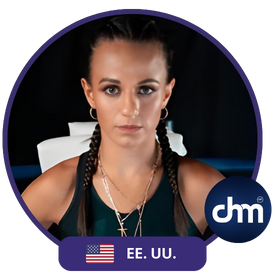 Esther María Micheo Santizo con mirada firme y vestimenta deportiva, trenzas y collares, sobre un fondo oscuro, con la bandera de EE. UU. y el logo de "chm".