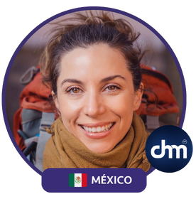 Fernanda Pérez Alarcón, mujer sonriente con mochila y bufanda, representando a México en un evento de conferencistas, con un logo de "chm".