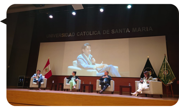 Javier Alejandro Pierre participando en un panel de discusión en la Universidad Católica de Santa María.