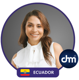 Retrato profesional de Lorena Alvear, psicóloga, coach y facilitadora en liderazgo y gestión emocional, con el logo de CHM y la bandera de Ecuador.