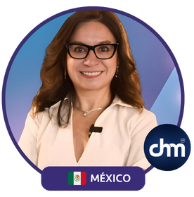 Retrato de Rocío Jiménez Nolasco, conferencista en liderazgo y empoderamiento, con gafas y vestimenta clara, representando a México con el logotipo de chm.