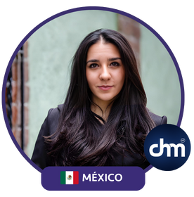 Giovanna Massad con un atuendo profesional negro, posando con confianza en un entorno urbano, con el distintivo de México y el logo de CHM