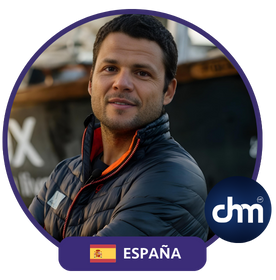 Nacho Dean, explorador y conferenciante español, con chaqueta de expedición, posando frente a un barco.