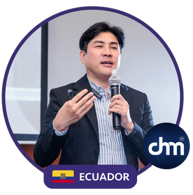 El Dr. Sang Guun Yoo impartiendo una conferencia en Ecuador sobre inteligencia artificial e innovación tecnológica.