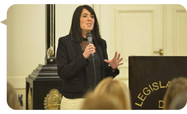 Noelia Centeno, psicóloga y conferencista, exponiendo sobre bienestar emocional en la Legislatura ante líderes y representantes institucionales.