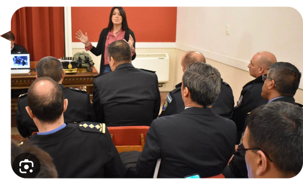 Noelia Centeno, psicóloga y conferencista, impartiendo una charla sobre bienestar emocional y manejo del estrés a un grupo de oficiales en formación profesional.