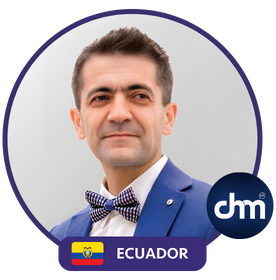 Christian Estay, conferencista internacional de Ecuador, con saco azul y moño a cuadros, sobre fondo claro y con el logo de Digital HR Meetup.