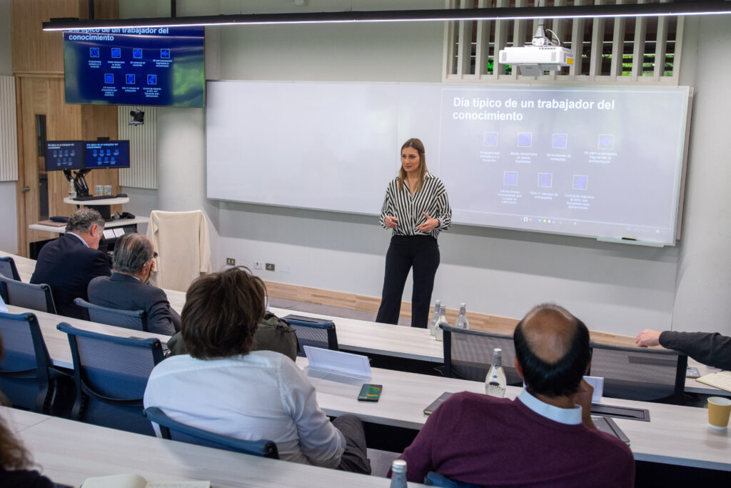 Dra. Marianne Cottin impartiendo conferencia sobre Flow y productividad consciente frente a líderes y profesionales del conocimiento.