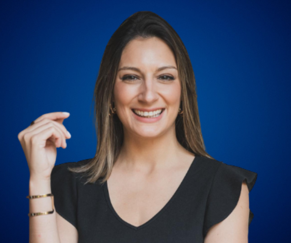 Dra. Marianne Cottin, psicóloga experta en Flow y alto rendimiento sostenible, en imagen profesional con fondo azul.