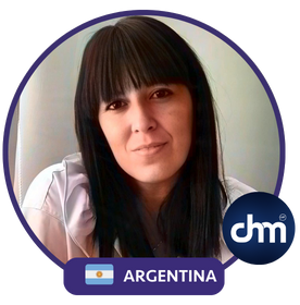 Noelia Centeno, conferencista argentina especializada en desarrollo personal y bienestar emocional, en imagen oficial para Charlas Motivacionales LAT.