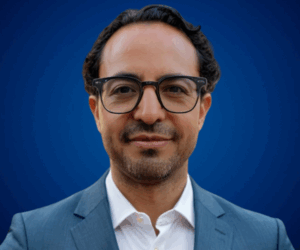 Xavier Moreano Calero, referente en innovación, estrategia y transformación digital, en retrato profesional sobre fondo azul.