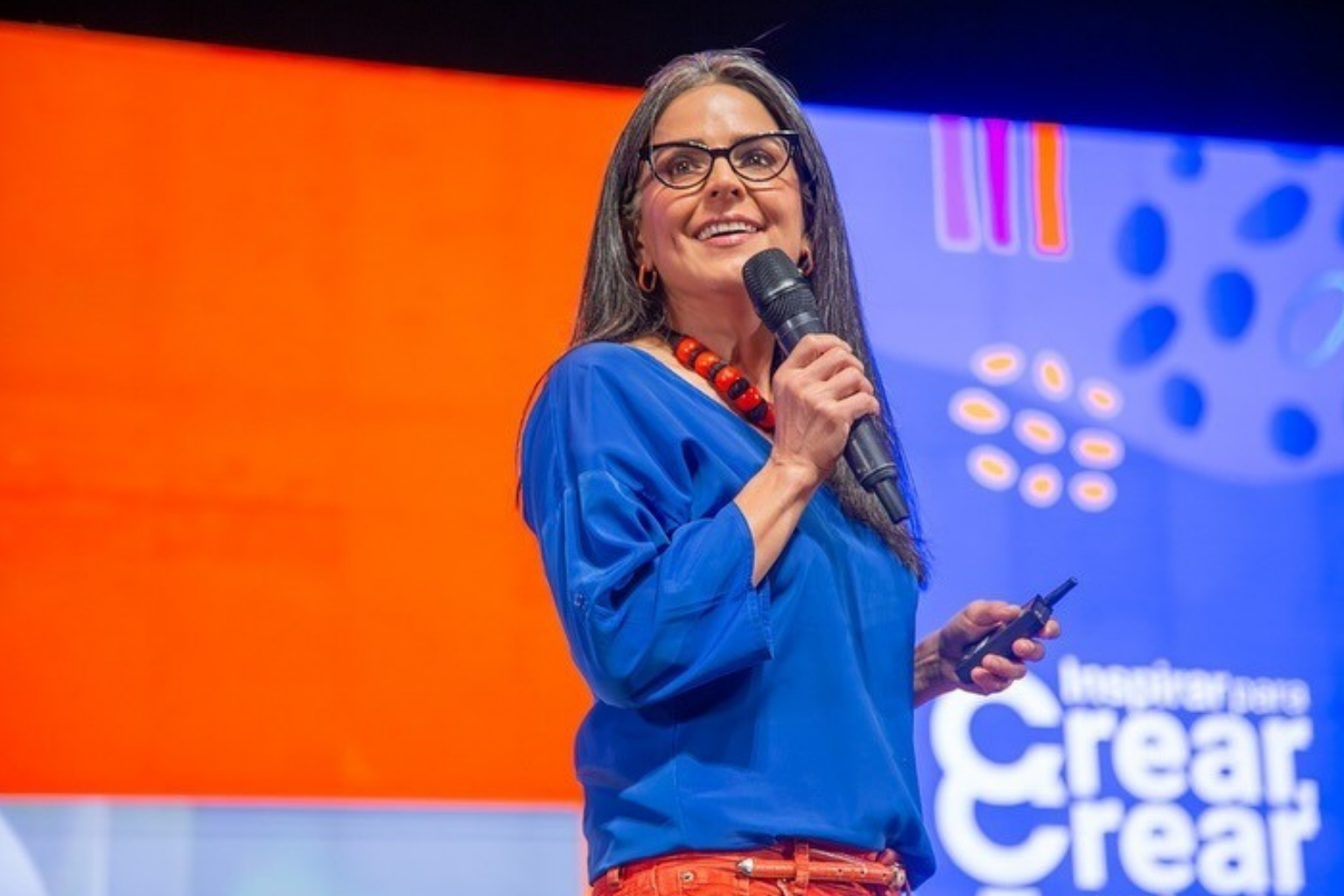 Claudia Palacios en conferencia sobre liderazgo, comunicación y género, inspirando a la audiencia con su experiencia periodística.