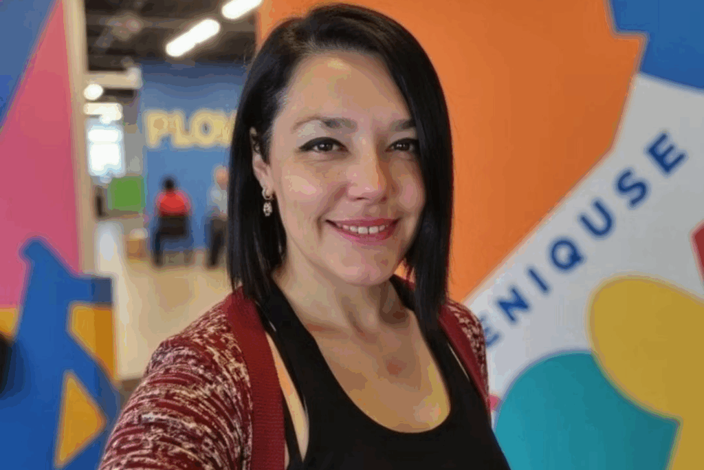 Patricia González sonriendo en un entorno creativo y colorido, ideal para el desarrollo personal y organizacional.