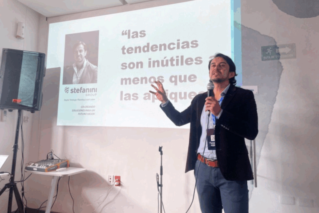 Diego Gómez exponiendo sobre tendencias y Humanidad Digital en conferencia