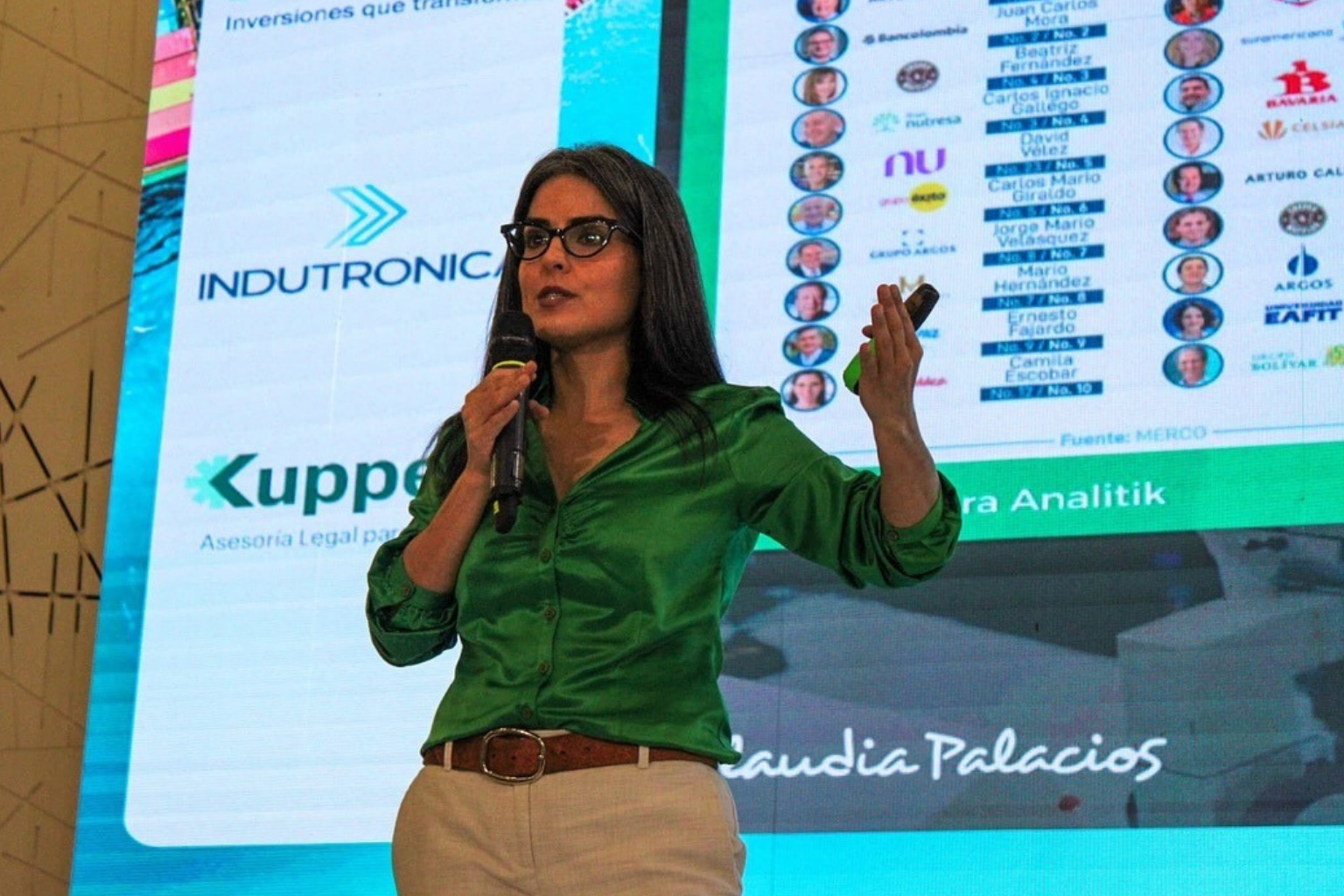 Claudia Palacios dando conferencia sobre liderazgo, periodismo y perspectiva de género, inspirando con su trayectoria internacional.