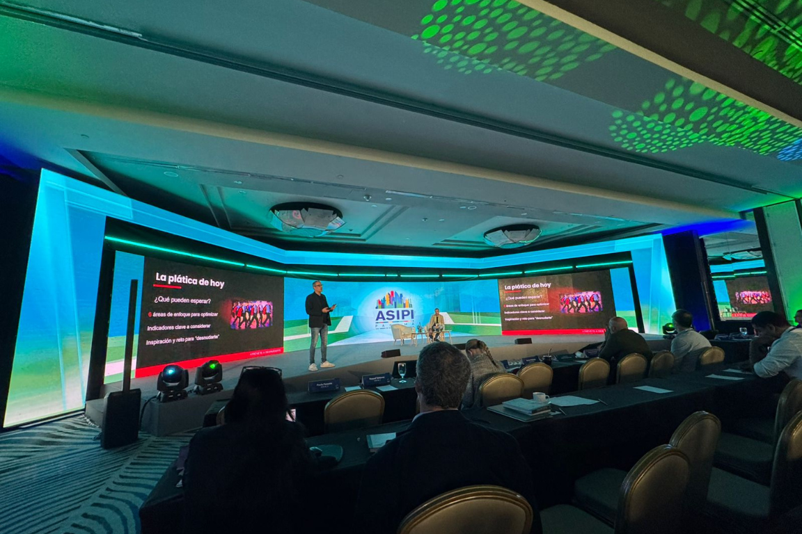 Jorge Saldívar impartiendo conferencia en ASIPI sobre estrategia comercial e innovación en retail.