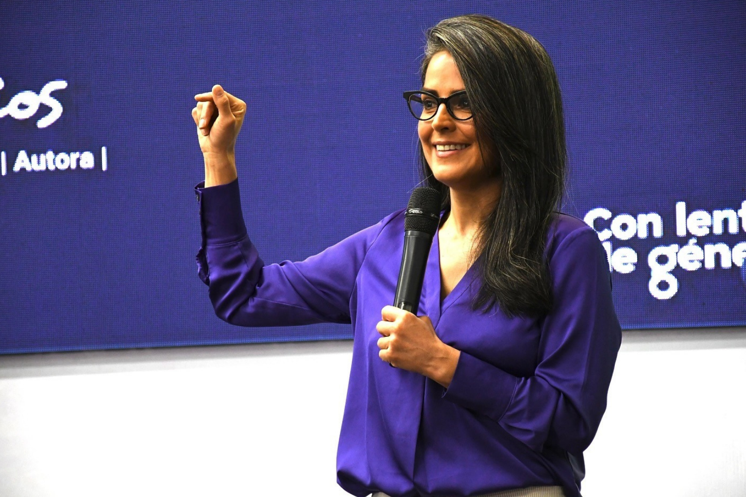Claudia Palacios ofreciendo conferencia sobre liderazgo femenino, equidad de género y periodismo en Latinoamérica.