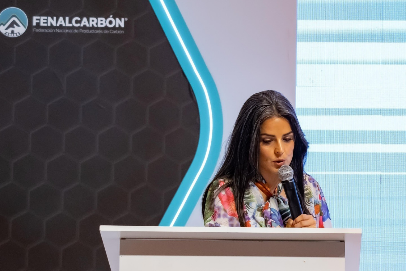 Claudia Palacios presentando conferencia sobre sostenibilidad y liderazgo responsable en foro de Fenalcarbón.