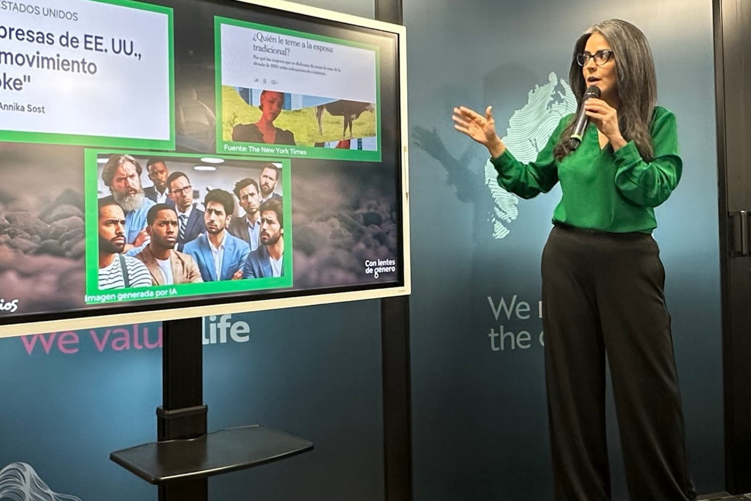 Claudia Palacios exponiendo sobre equidad de género y comunicación con perspectiva social.