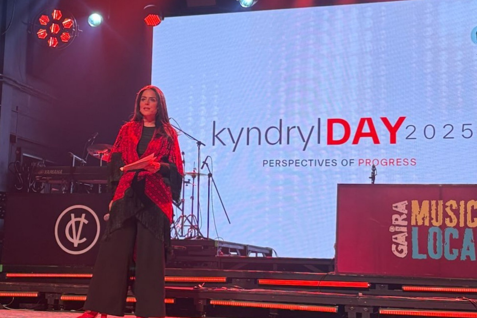 Claudia Palacios como moderadora en Kyndryl Day 2025 compartiendo perspectivas de progreso.