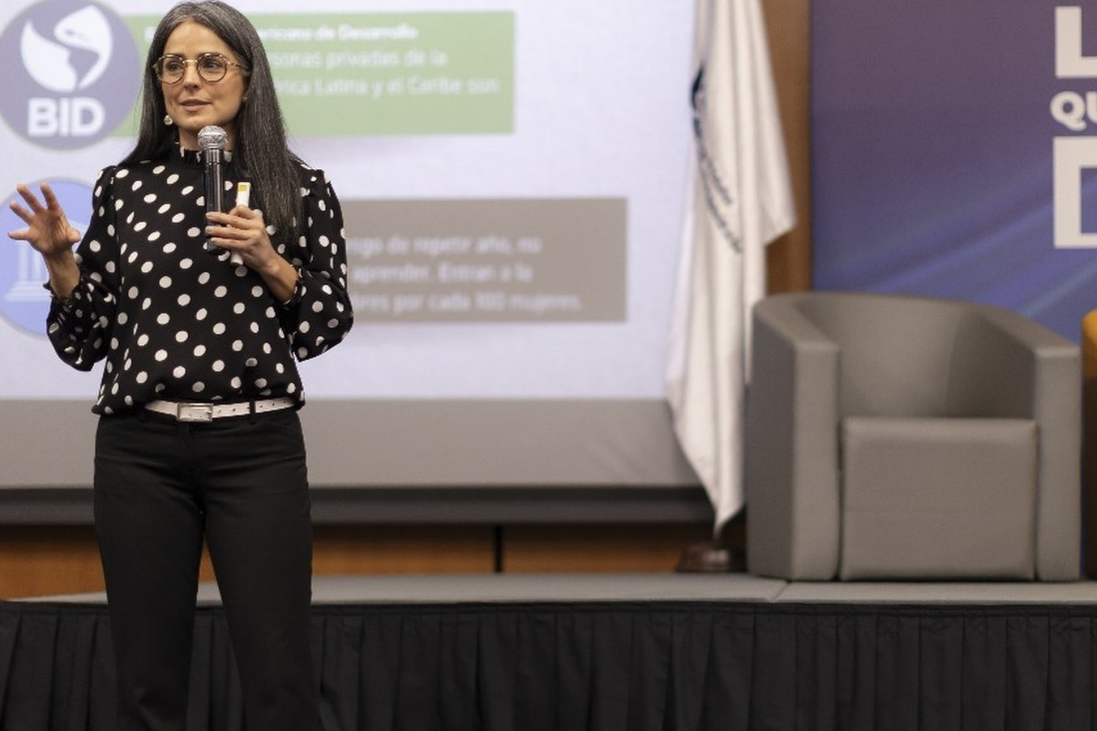 Claudia Palacios impartiendo conferencia sobre género y desarrollo en evento BID.