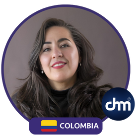 Retrato de Adriana Navarro, conferencista y coach colombiana, con fondo neutro y marco circular con bandera de Colombia y logo de Charlas Motivacionales.