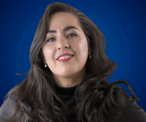 Retrato profesional de Adriana Navarro, consultora experta en transformación organizacional y liderazgo femenino.