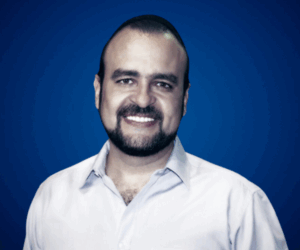 Retrato profesional de Alfonso Navarro, experto en innovación, storytelling y liderazgo empresarial.