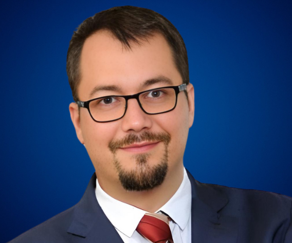 Andrés Conde con traje y corbata roja, conferencista internacional experto en inteligencia artificial, innovación y transformación digital.