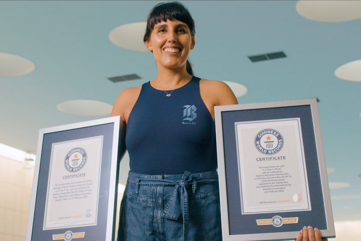 Bárbara Hernández mostrando sus récords Guinness, conferencista motivacional de Charlas Motivacionales Latinoamérica.