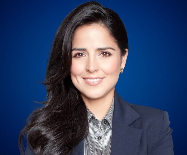 Retrato profesional de Claudia Palacios, periodista, conferencista y moderadora internacional.