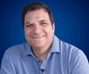 Daniel Marcos en retrato profesional con fondo azul