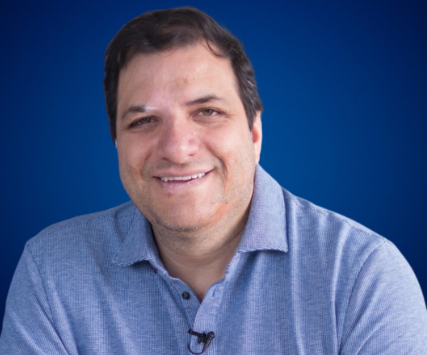 Daniel Marcos en retrato profesional con fondo azul