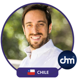 Daniel Tricarico sonriente, conferencista experto en innovación, impacto y sostenibilidad, representando a Chile en Charlas Motivacionales Latinoamérica.