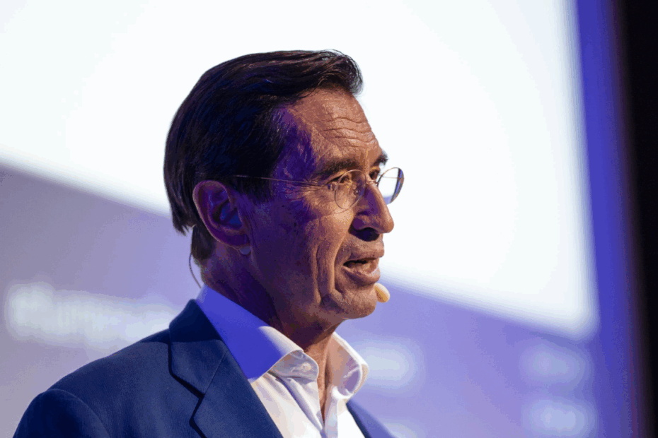 Mario Alonso Puig impartiendo una de sus charlas motivacionales sobre introspección, desarrollo personal y liderazgo en Charlas Motivacionales Latinoamérica.