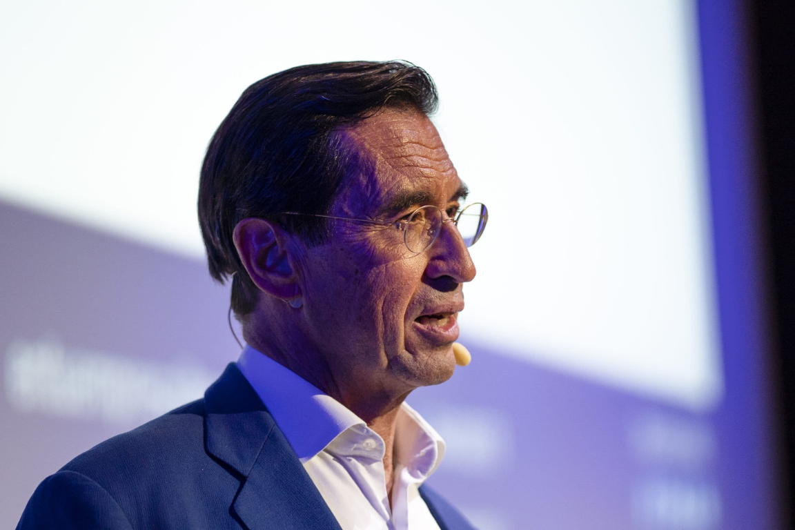 Mario Alonso Puig impartiendo una de sus charlas motivacionales sobre introspección, desarrollo personal y liderazgo en Charlas Motivacionales Latinoamérica.