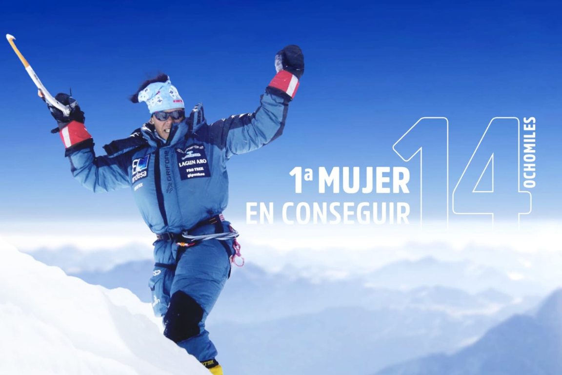 Edurne Pasaban en la cima de una montaña tras completar los 14 ochomiles, símbolo de liderazgo y superación en sus conferencias motivacionales.