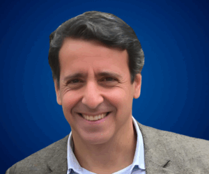 Retrato profesional de Franzel Delgado, conferencista internacional especializado en transformación organizacional, liderazgo y cultura empresarial.