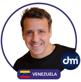 Franzel Delgado sonriendo, con fondo blanco y marco violeta de Charlas Motivacionales Latinoamérica.