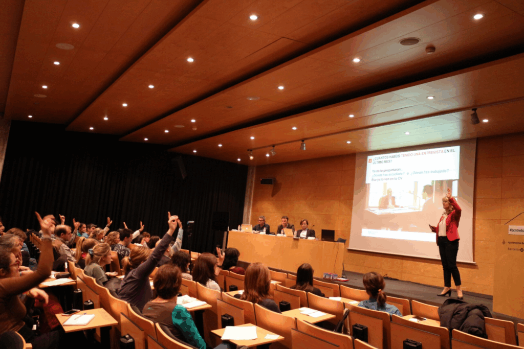 Celia Hil lidera una conferencia sobre empleabilidad y talento senior ante una audiencia participativa en auditorio de Barcelona Activa.