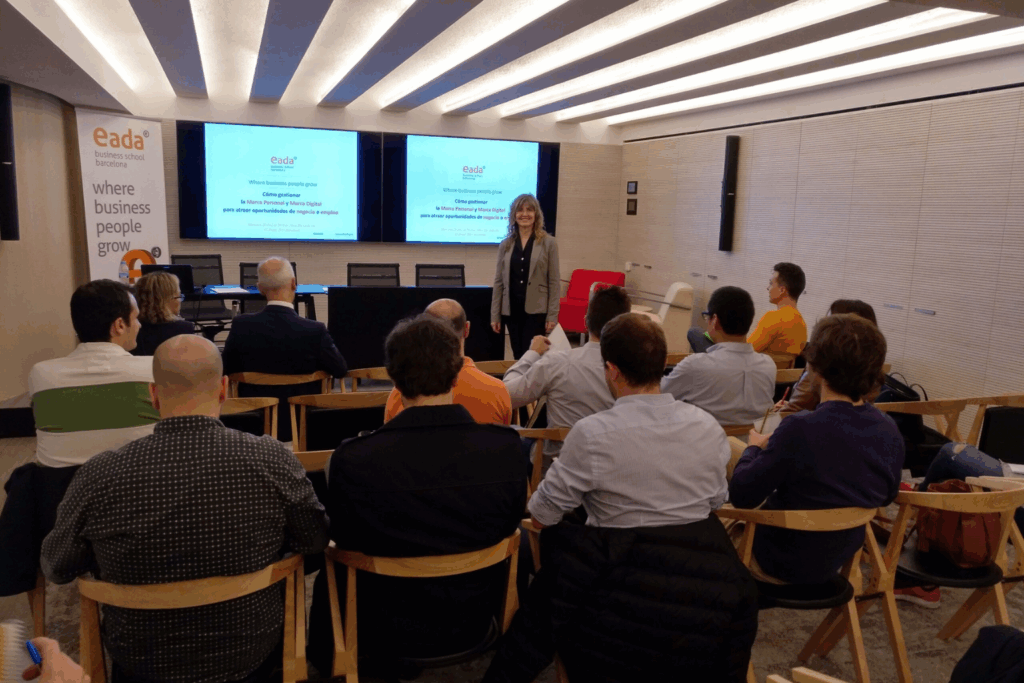 Celia Hil imparte conferencia en EADA Business School sobre marca personal y digital para atraer oportunidades laborales y de negocio.