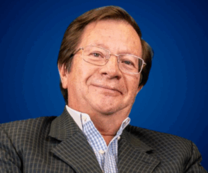 Retrato de Gonzalo Moya, conferencista experto en liderazgo, transición laboral y propósito de vida.