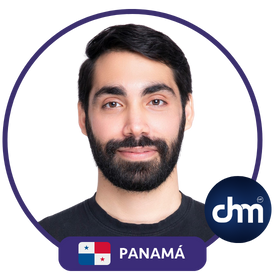 Jesús Valbuena sonriendo con fondo blanco, imagen de perfil profesional con marco morado y bandera de Panamá.