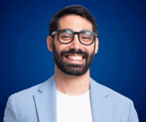 Retrato de Jesús Valbuena, conferencista internacional experto en liderazgo, innovación y felicidad organizacional.