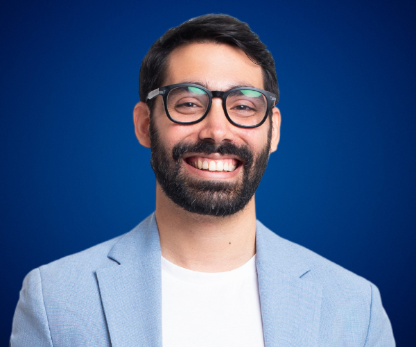 Retrato de Jesús Valbuena, conferencista internacional experto en liderazgo, innovación y felicidad organizacional.